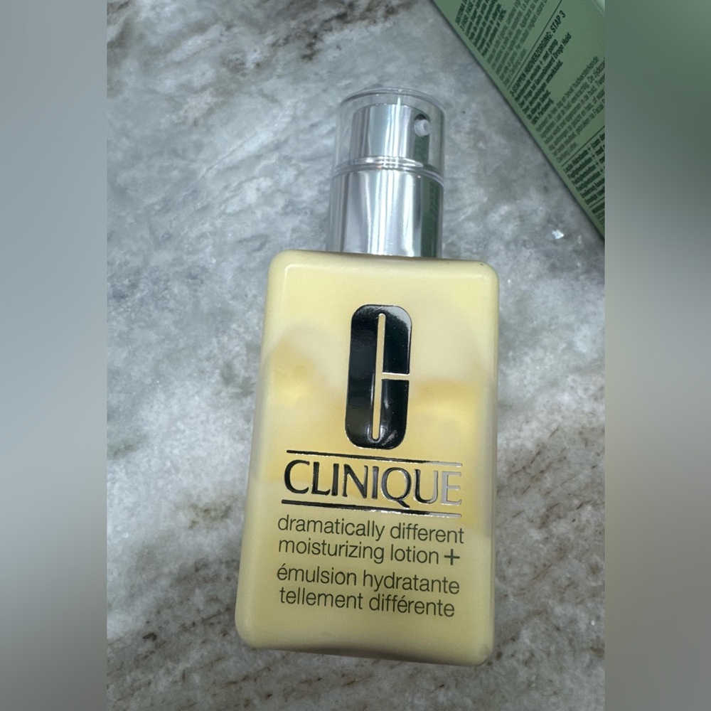 Clinique Dramatically Different Moisturizer - Yellow and Silver